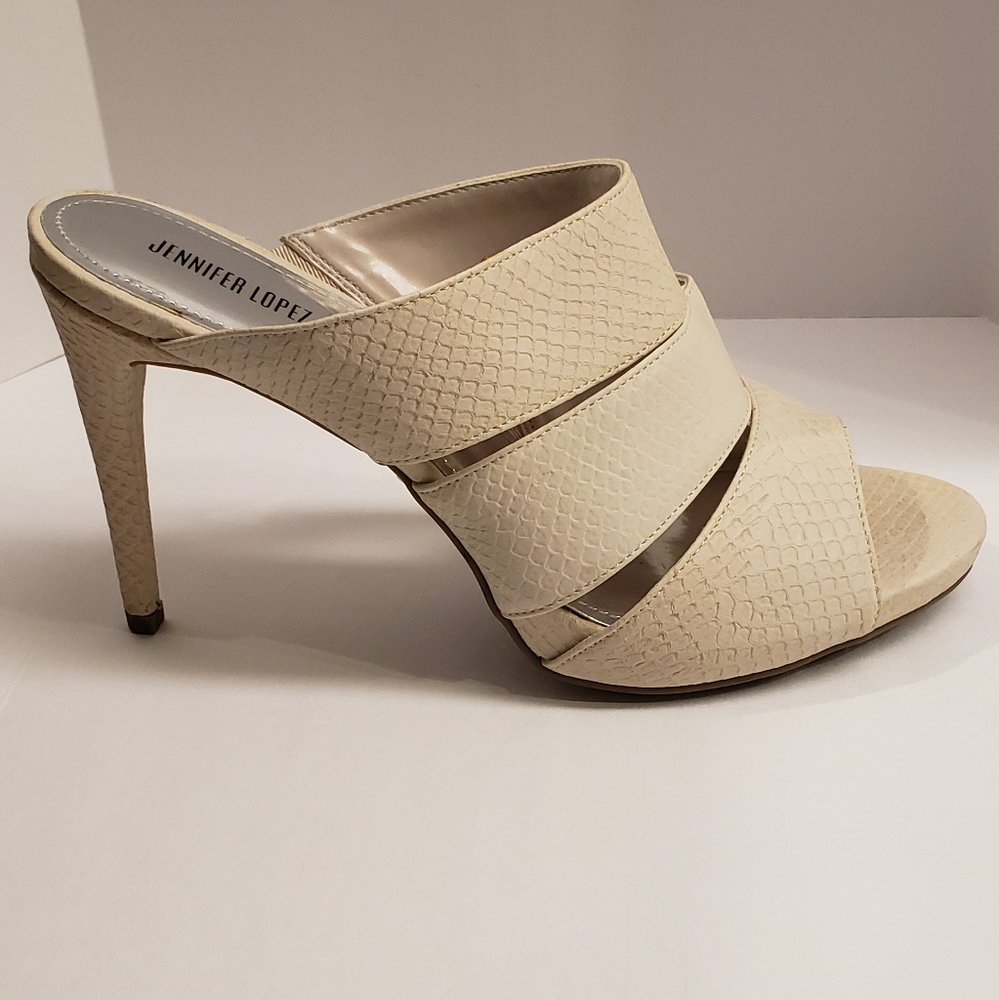 Never worn Jennifer Lopez Peep toe mules